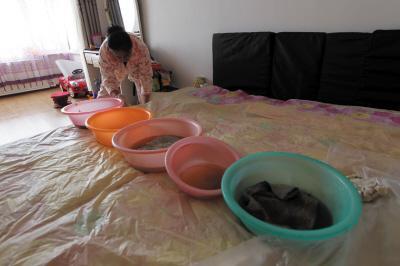 伽师楼上漏水，住户失联，小区没物管，业主维权难！律师来支招……